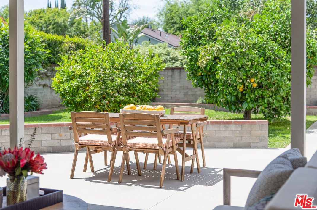 6501 Yarmouth Ave, Los Angeles CA  91335-6217 exterior