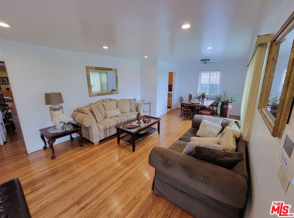 1452 111th Pl, Los Angeles, CA 90047-4917