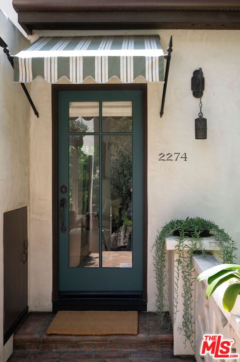 2274 Helios Dr, Los Angeles, CA 90068-2909