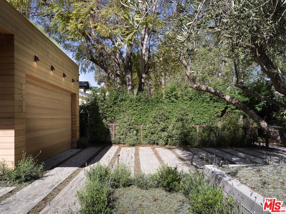 12138 Cantura St, North Hollywood, CA 91604-2501