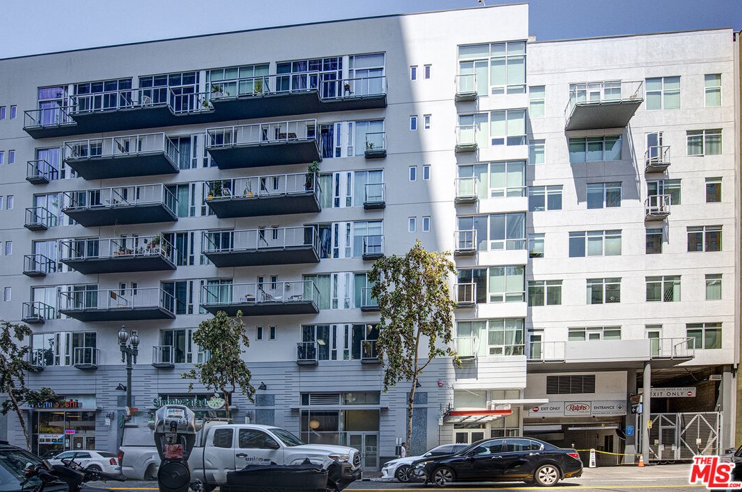 645 9th St, Los Angeles CA  90015-1819 exterior