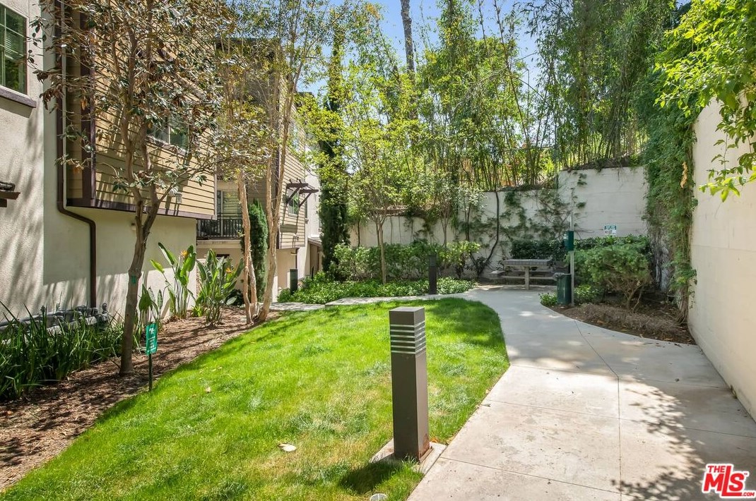 1627 Echo Park Ave, Los Angeles CA  90026-4170 exterior