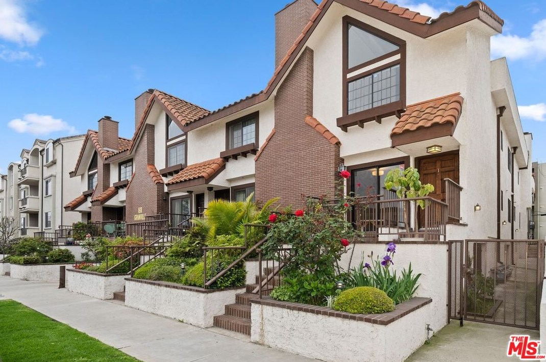 1611 Granville Ave, Los Angeles, CA 90025-1893