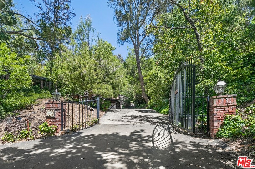3030 Antelo View Dr, Los Angeles, CA 90077-1608