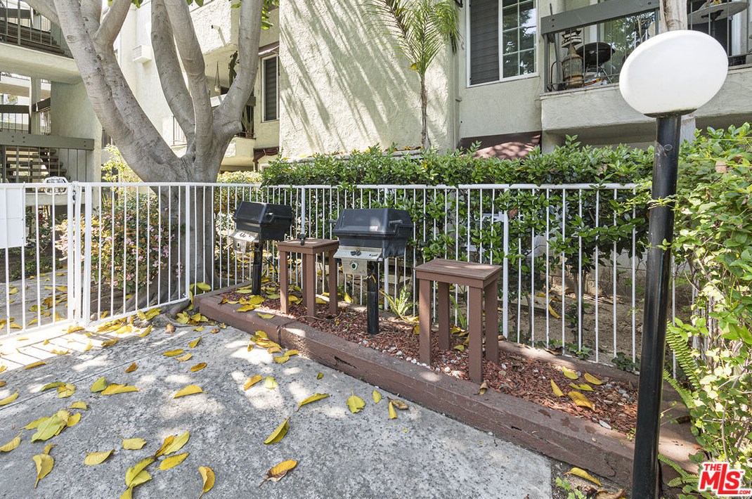 4900 Overland Ave, Los Angeles CA  90230-4289 exterior