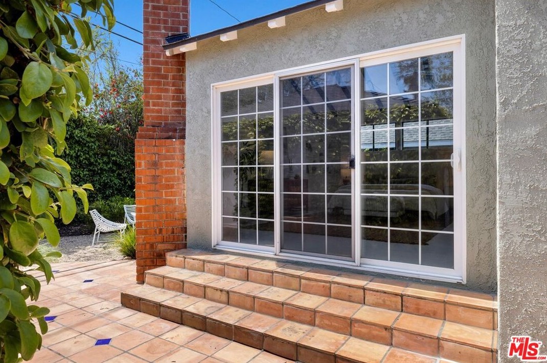 11020 Braddock Dr, Los Angeles CA  90230-4213 exterior