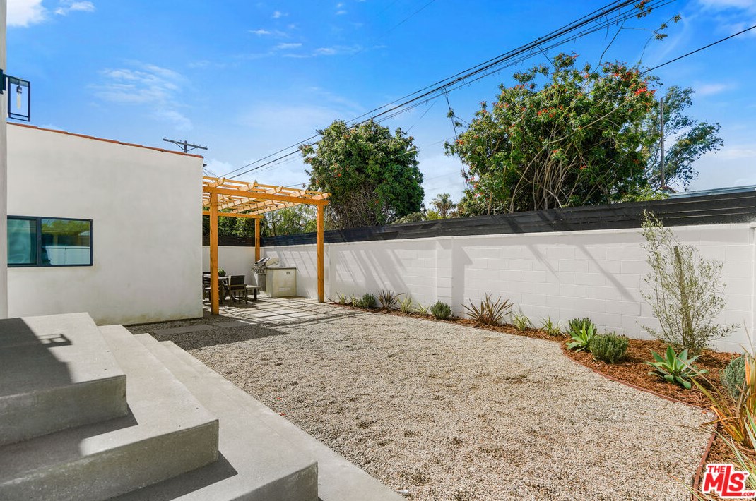 1535 Ellsmere Ave, Los Angeles CA  90019-3825 exterior