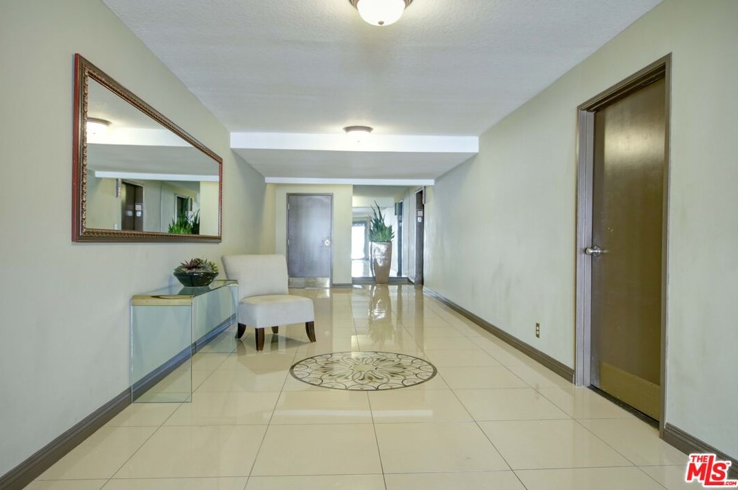 1355 Sierra Bonita Ave, Los Angeles CA  90019-2504 exterior