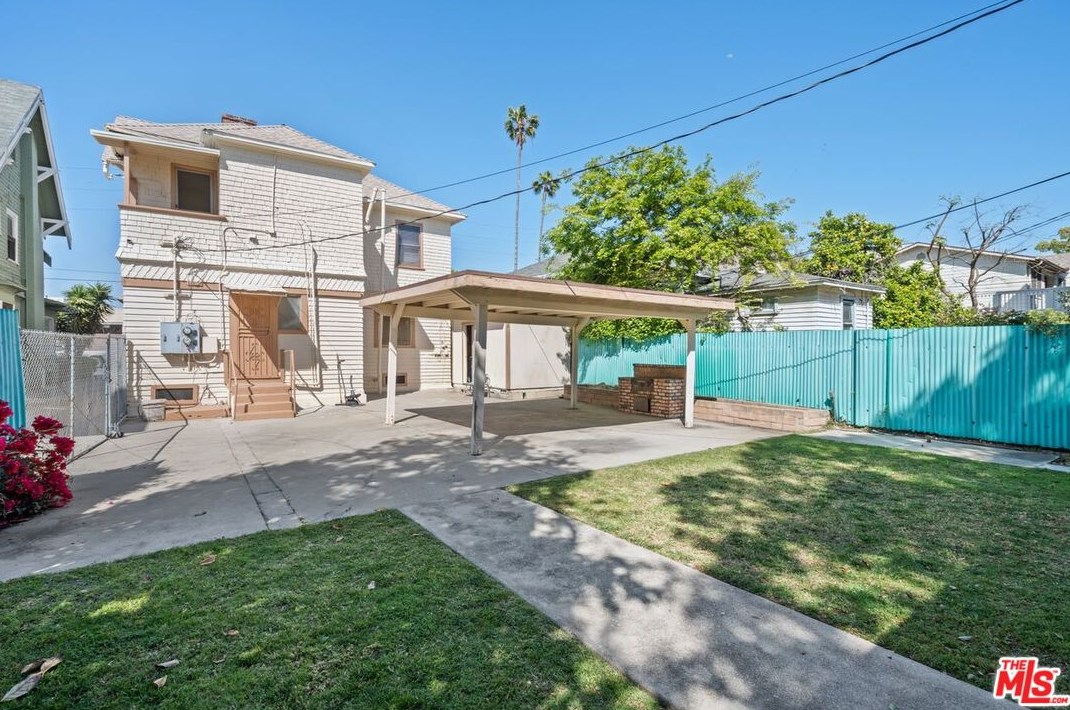 916 20th St, Los Angeles CA  90011-1106 exterior