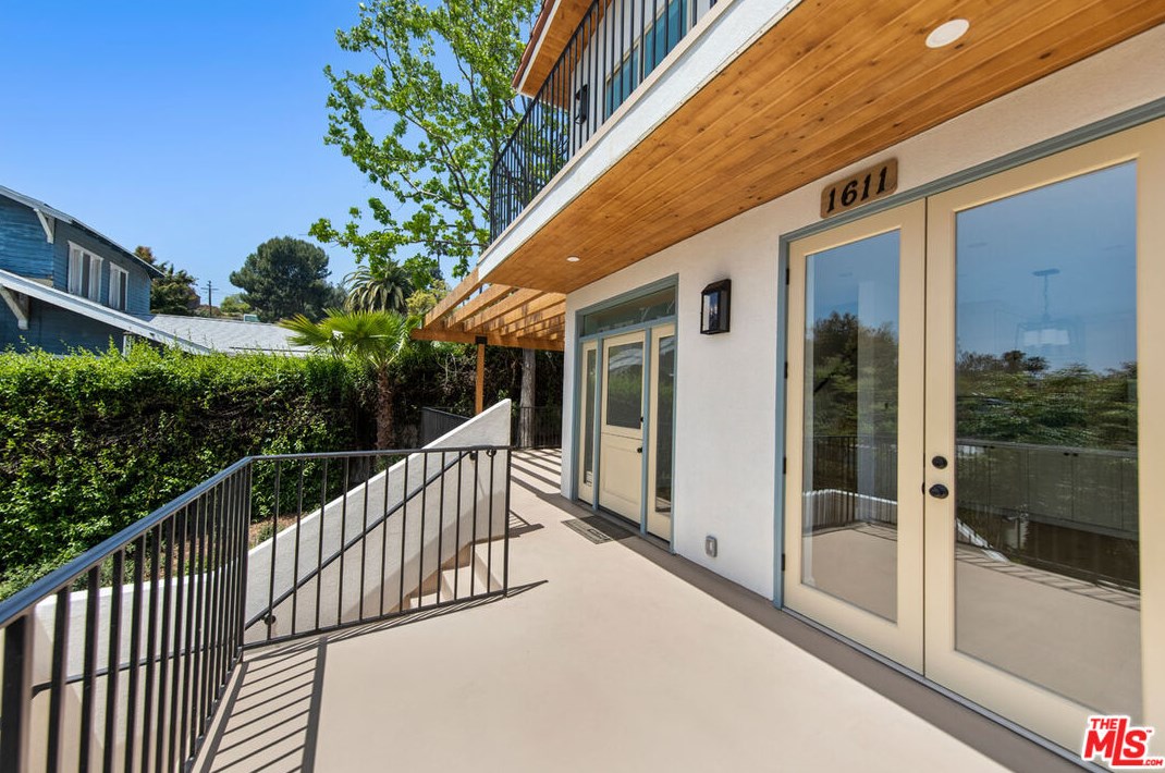 1611 Donaldson St, Los Angeles CA  90026-2037 exterior