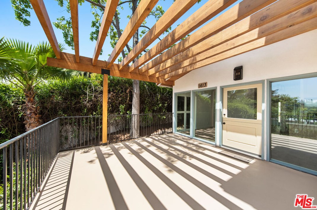 1613 Donaldson St, Los Angeles CA  90026-2037 exterior