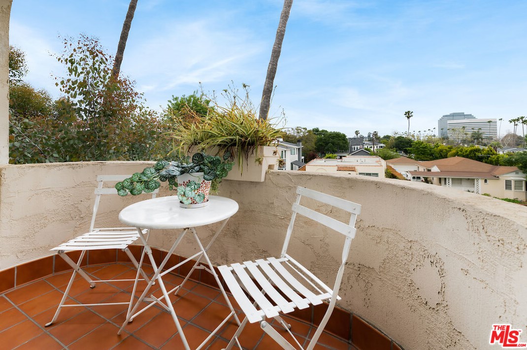 836 Bundy Dr, Los Angeles CA  90049-5259 exterior