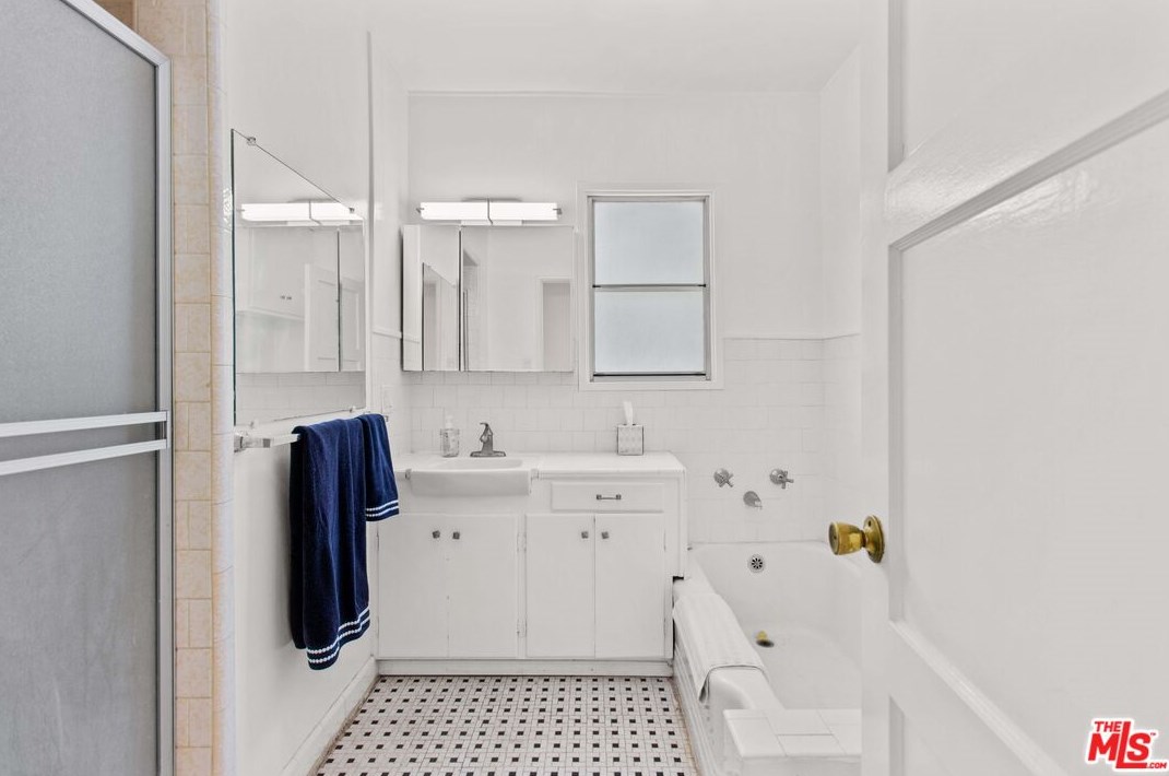 3472 Colonial Ave, Los Angeles CA  90066-1814 exterior