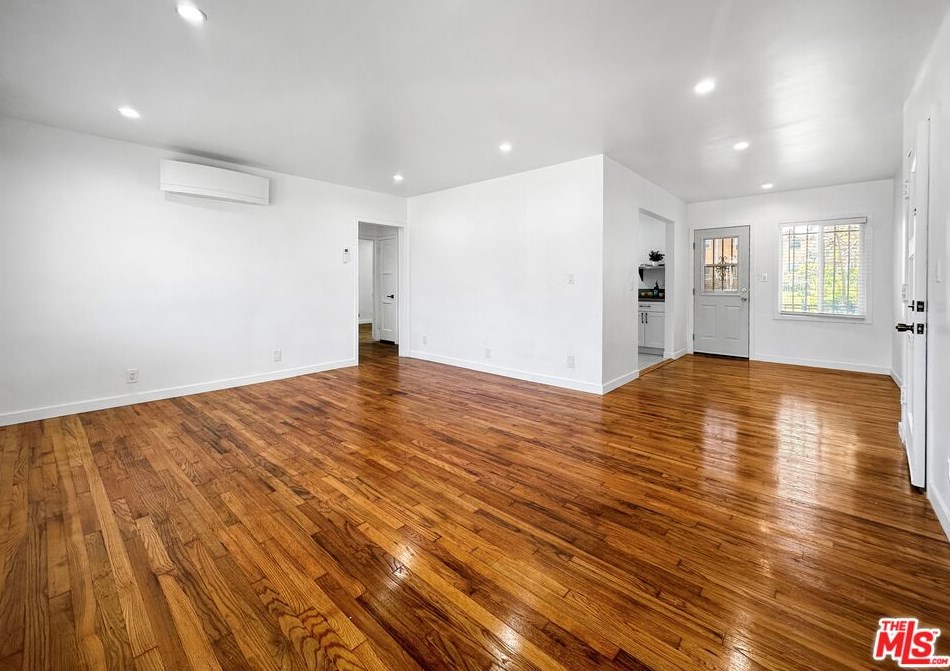 3320 77th St, Los Angeles, CA 90043-5241