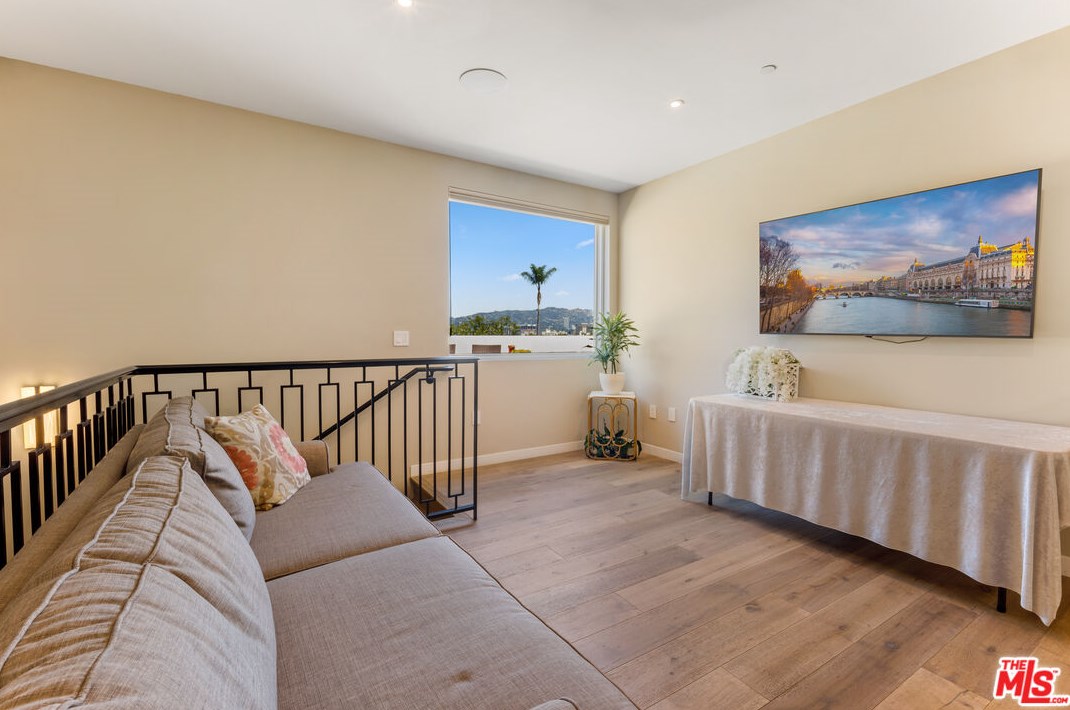 1333 Beverly Green Dr, Los Angeles CA  90035-1018 exterior