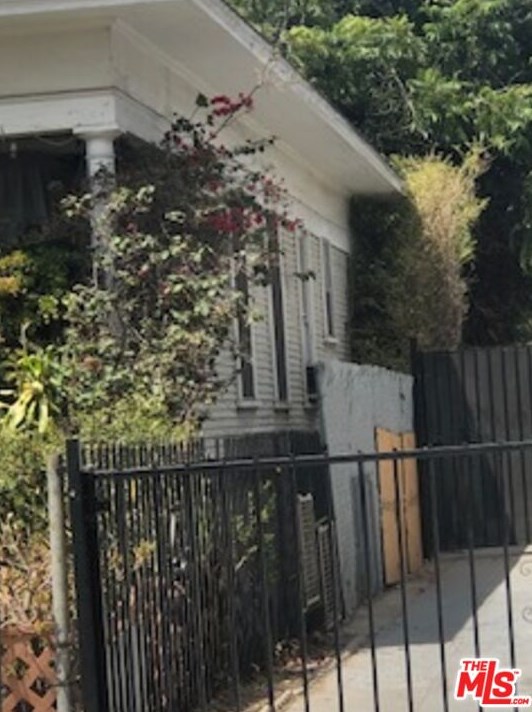 1177 54th St, Los Angeles, CA 90011-4709