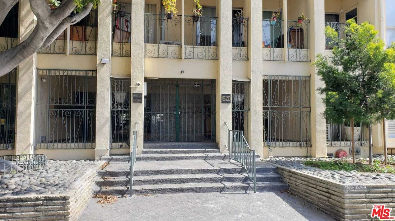 1820 Canyon Dr, Los Angeles CA  90028-5601 exterior