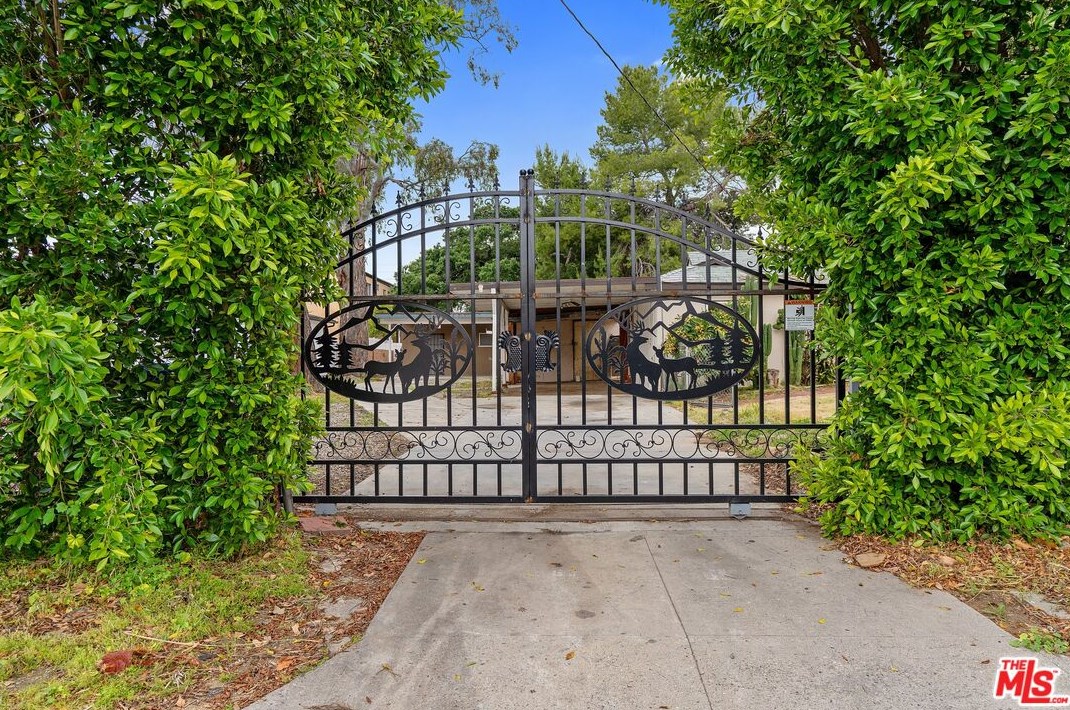7035 Longridge Ave, North Hollywood, CA 91605-4642