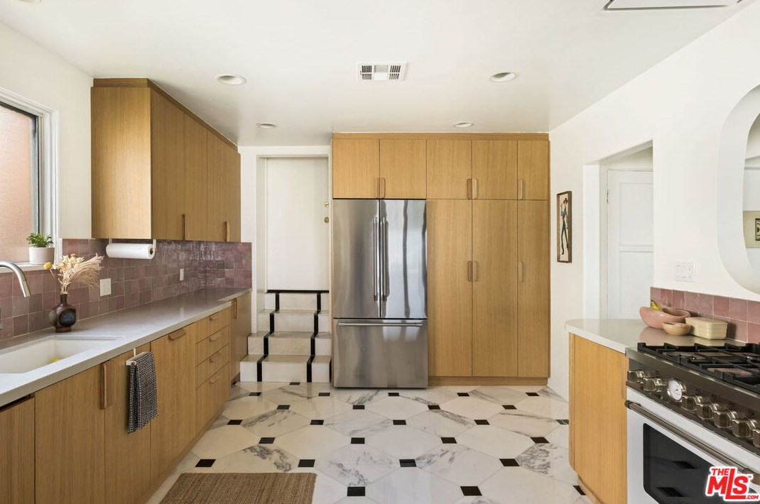 2133 Mayview Dr, Los Angeles CA  90027-4635 exterior