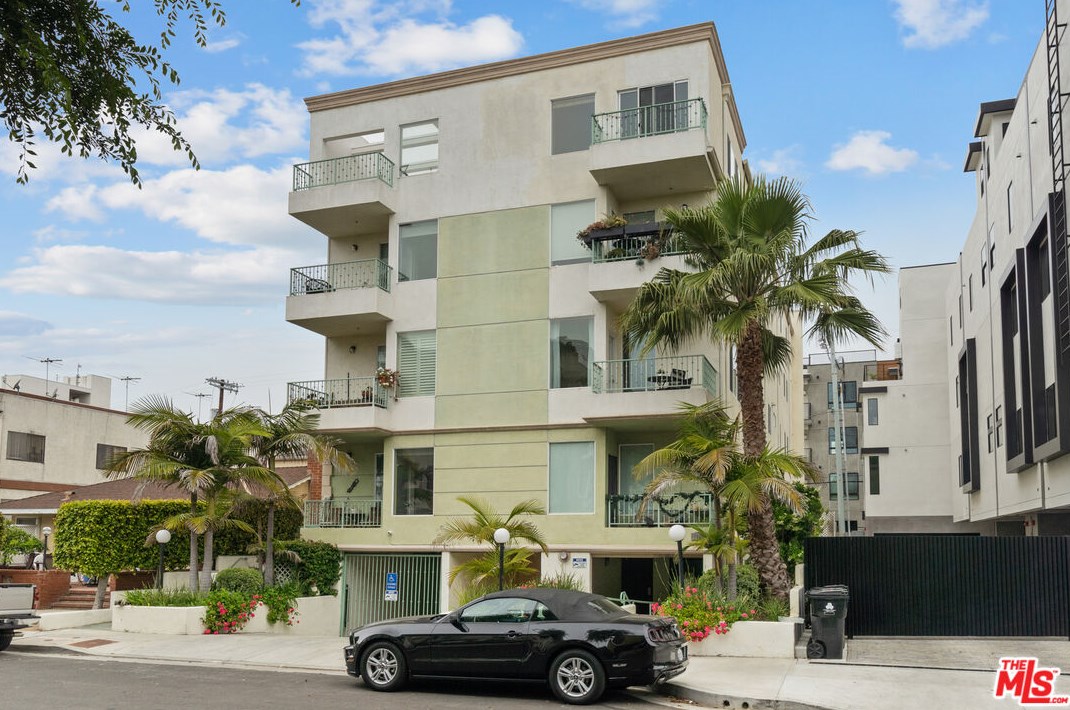 11801 Avon Way, Los Angeles CA  90066-6497 exterior