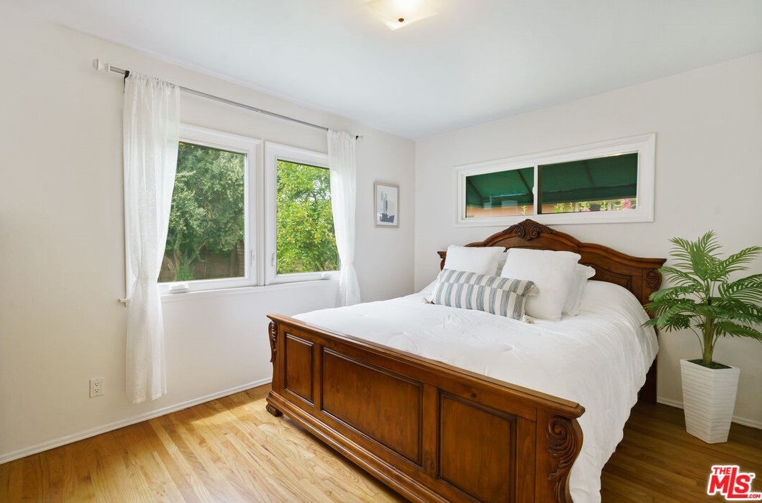 19606 Enadia Way, Los Angeles CA  91335-3621 exterior