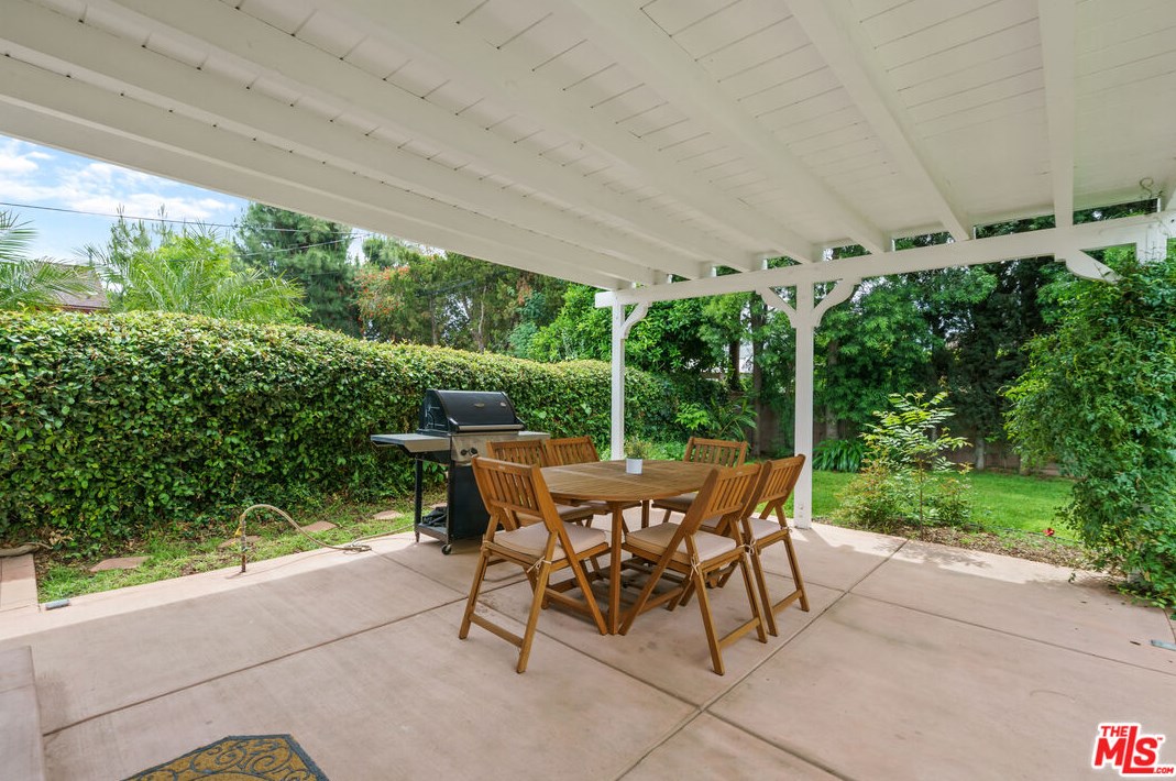 19606 Enadia Way, Los Angeles CA  91335-3621 exterior