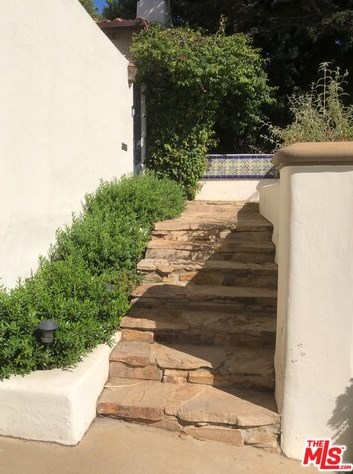 331 Medio Dr, Los Angeles CA  90049-3913 exterior