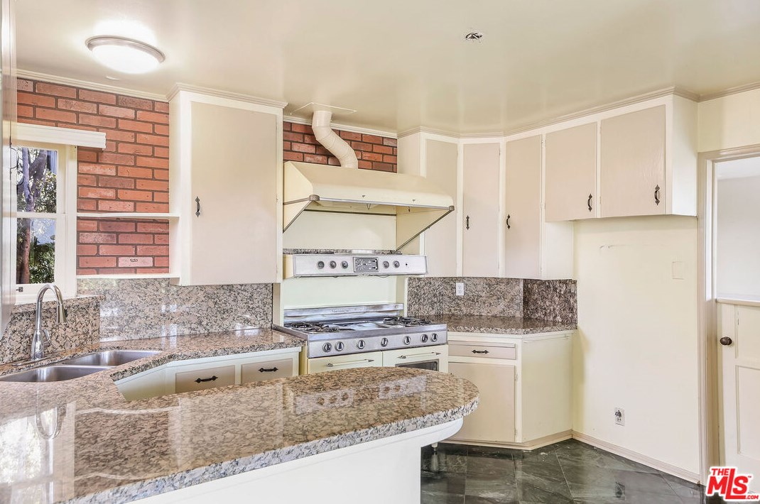 4166 60th St, Los Angeles CA  90043-3602 exterior