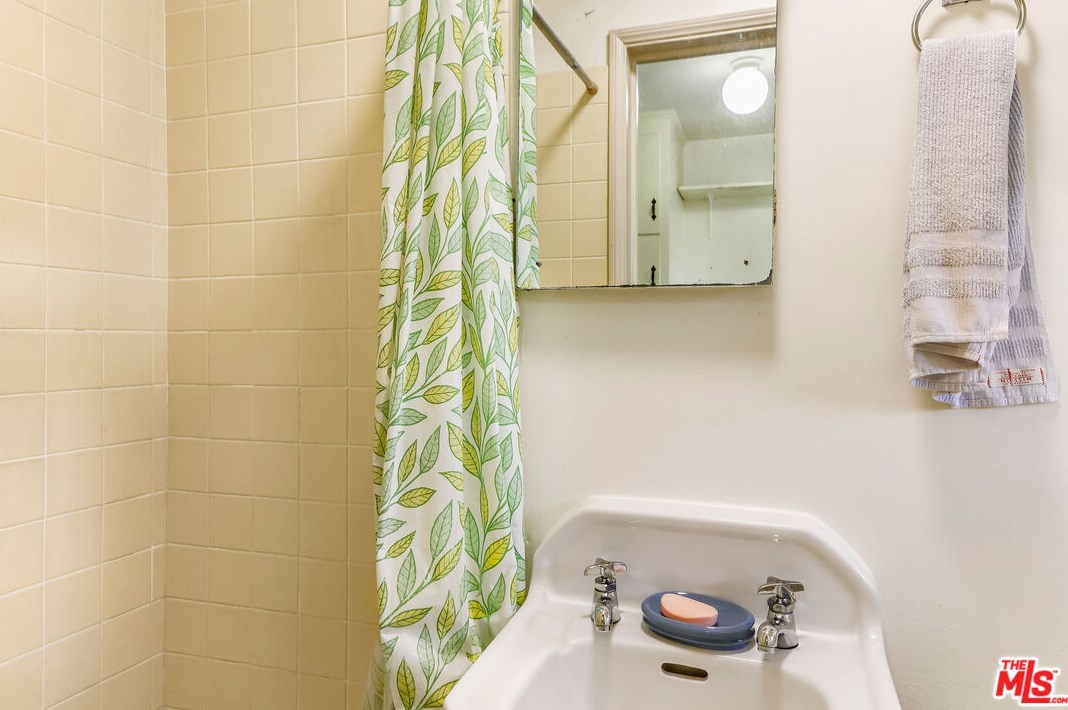 4166 60th St, Los Angeles CA  90043-3602 exterior