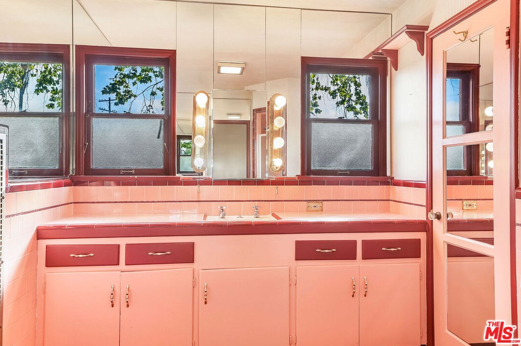 4166 60th St, Los Angeles CA  90043-3602 exterior