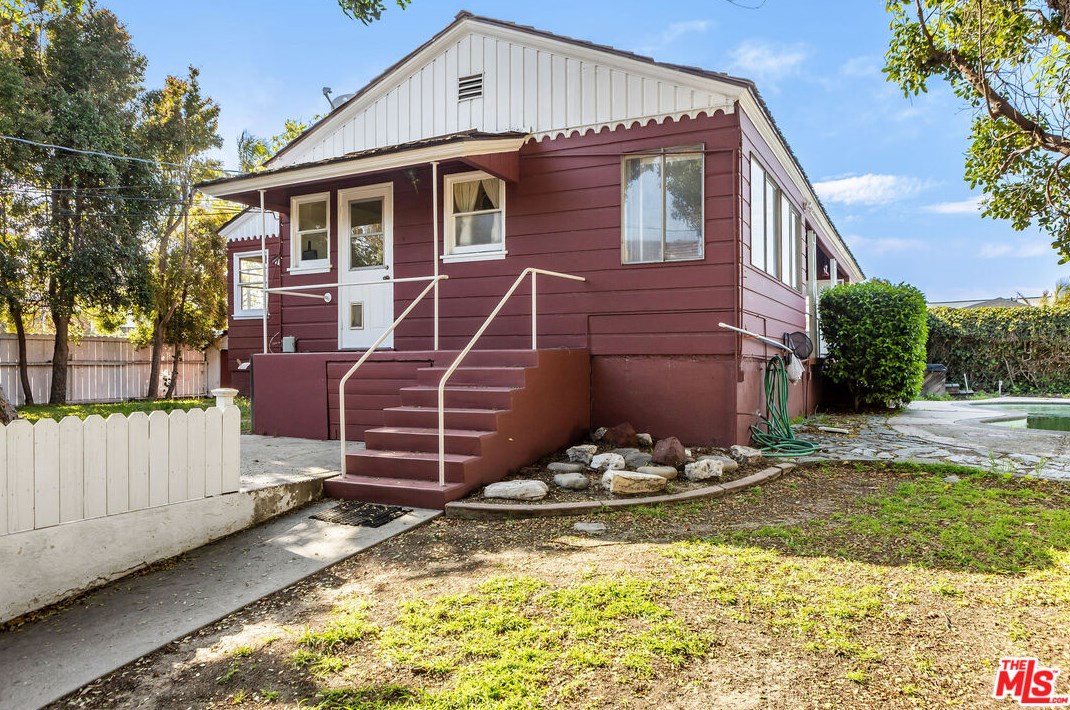 4166 60th St, Los Angeles CA  90043-3602 exterior