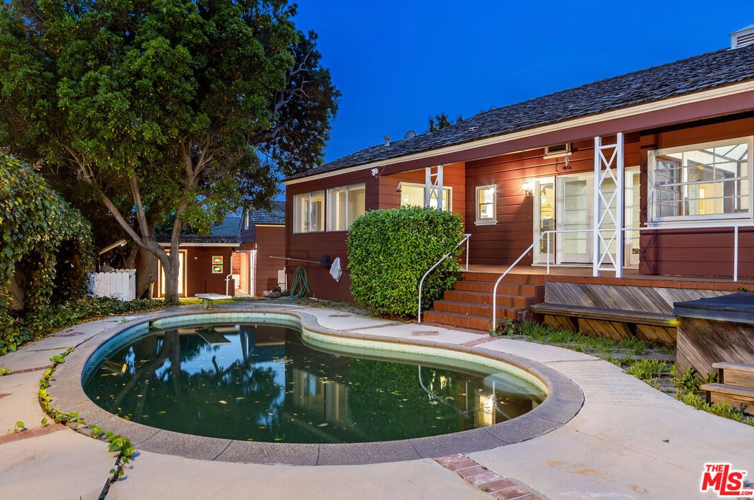 4166 60th St, Los Angeles CA  90043-3602 exterior