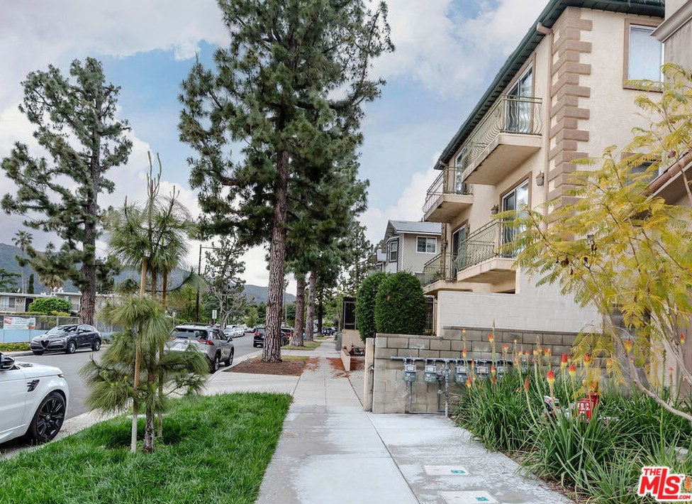 2345 Mira Vista Ave #102, Montrose, CA 91020