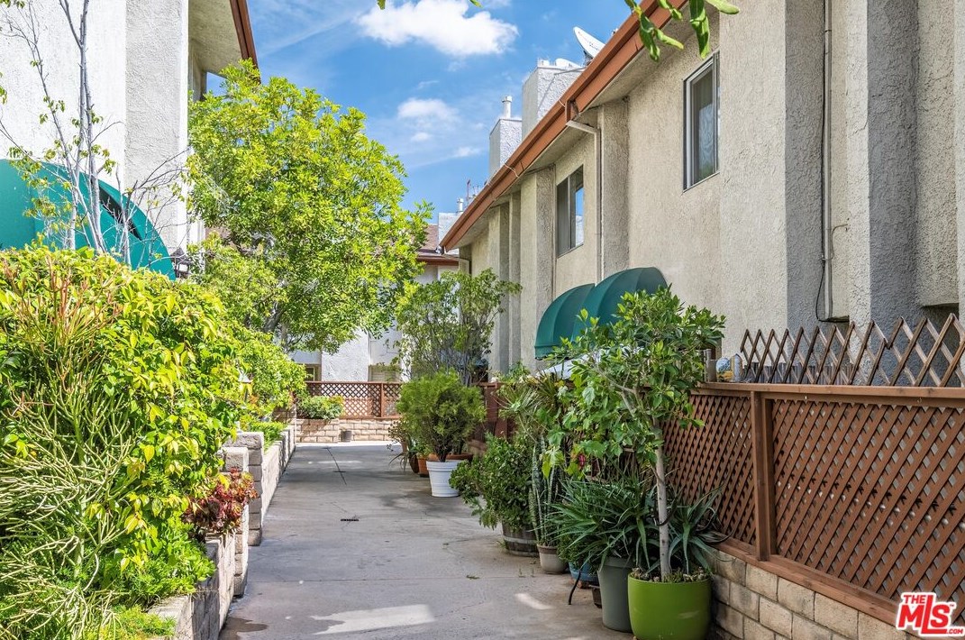 5115 Kester Ave #2, Van Nuys, CA 91403