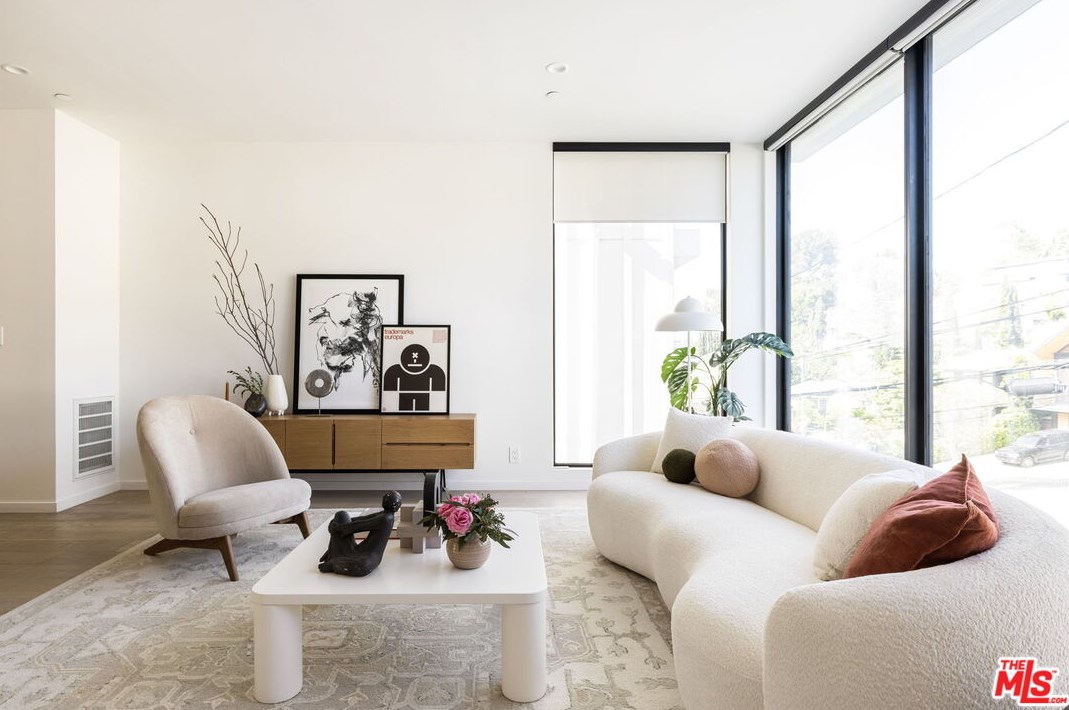 2215 Glendale Blvd, Los Angeles, CA 90039-3610