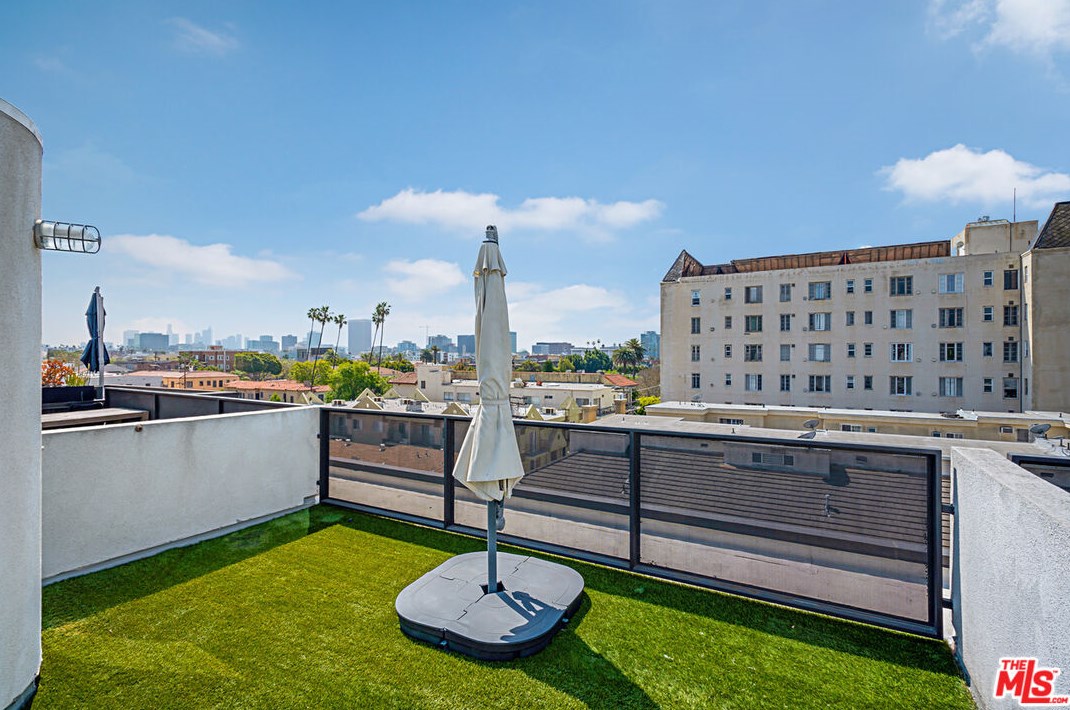 140 Gramercy Pl, Los Angeles CA  90004-5953 exterior