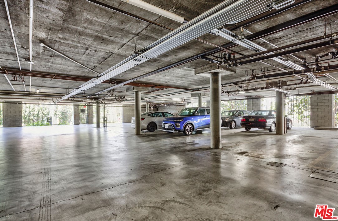 7320 Hawthorn Ave, Los Angeles CA  90046-3664 exterior