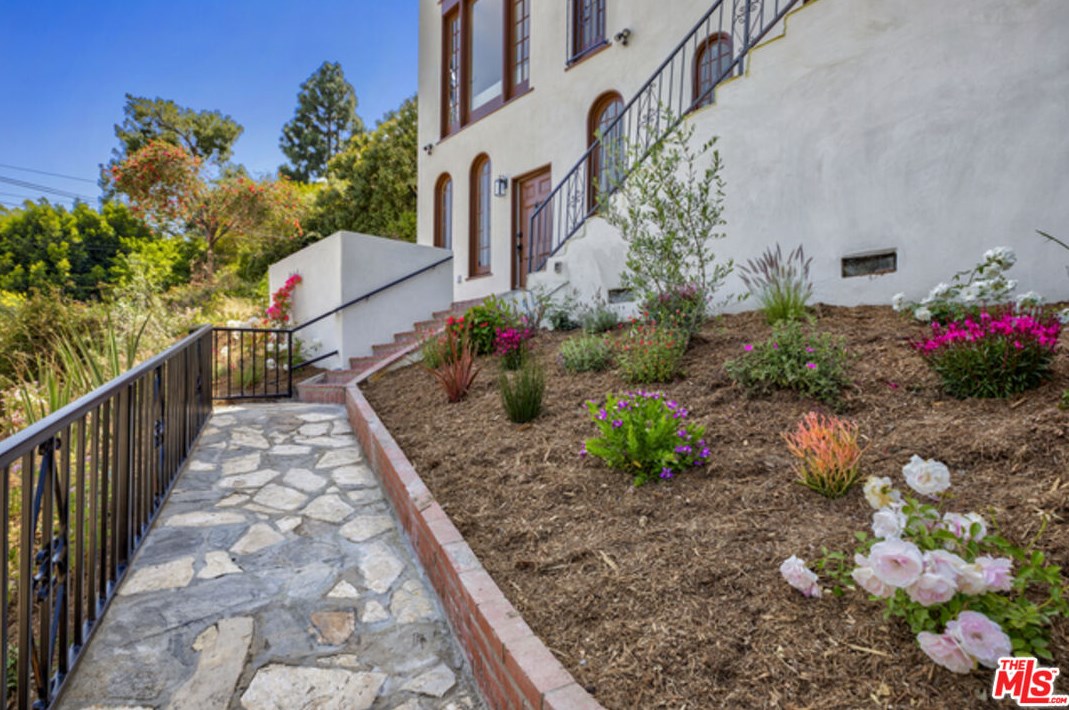 1825 Redesdale Ave, Los Angeles CA  90026-1213 exterior