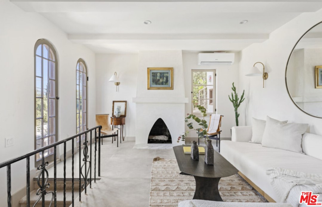 1825 Redesdale Ave, Los Angeles CA  90026-1213 exterior
