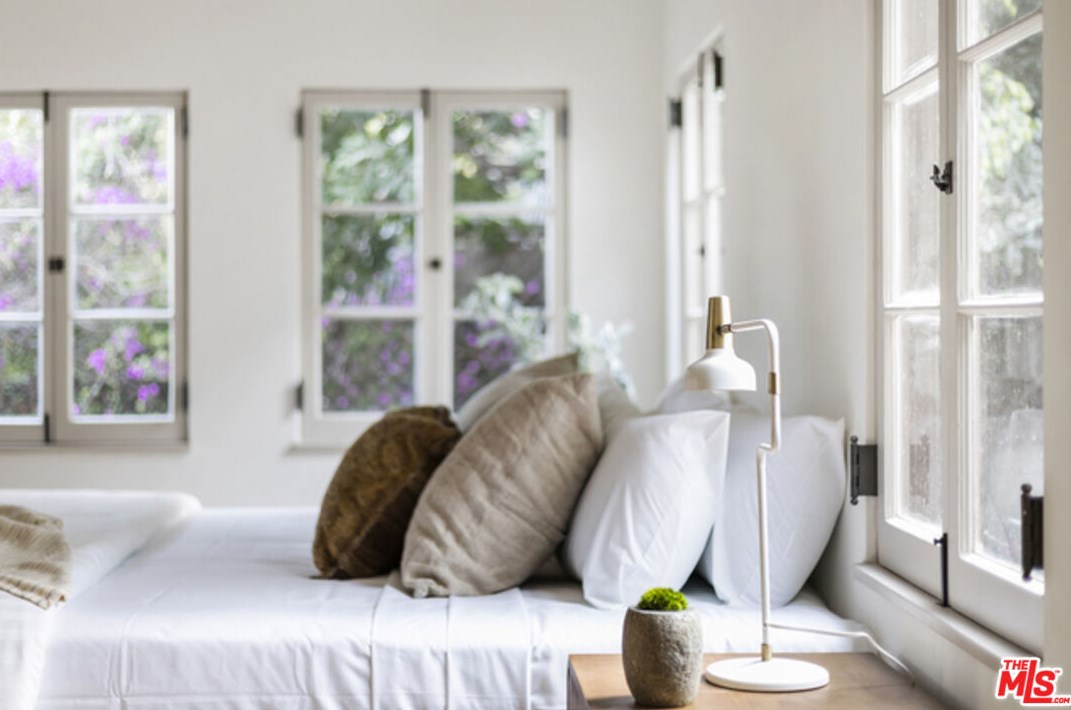 1825 Redesdale Ave, Los Angeles CA  90026-1213 exterior