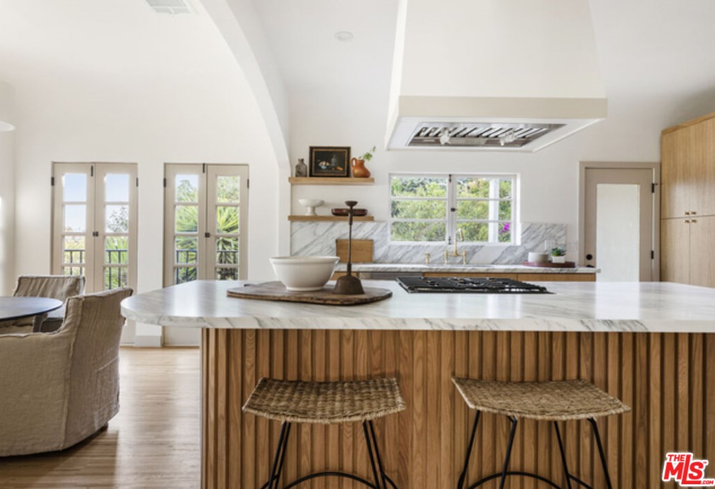 1825 Redesdale Ave, Los Angeles CA  90026-1213 exterior