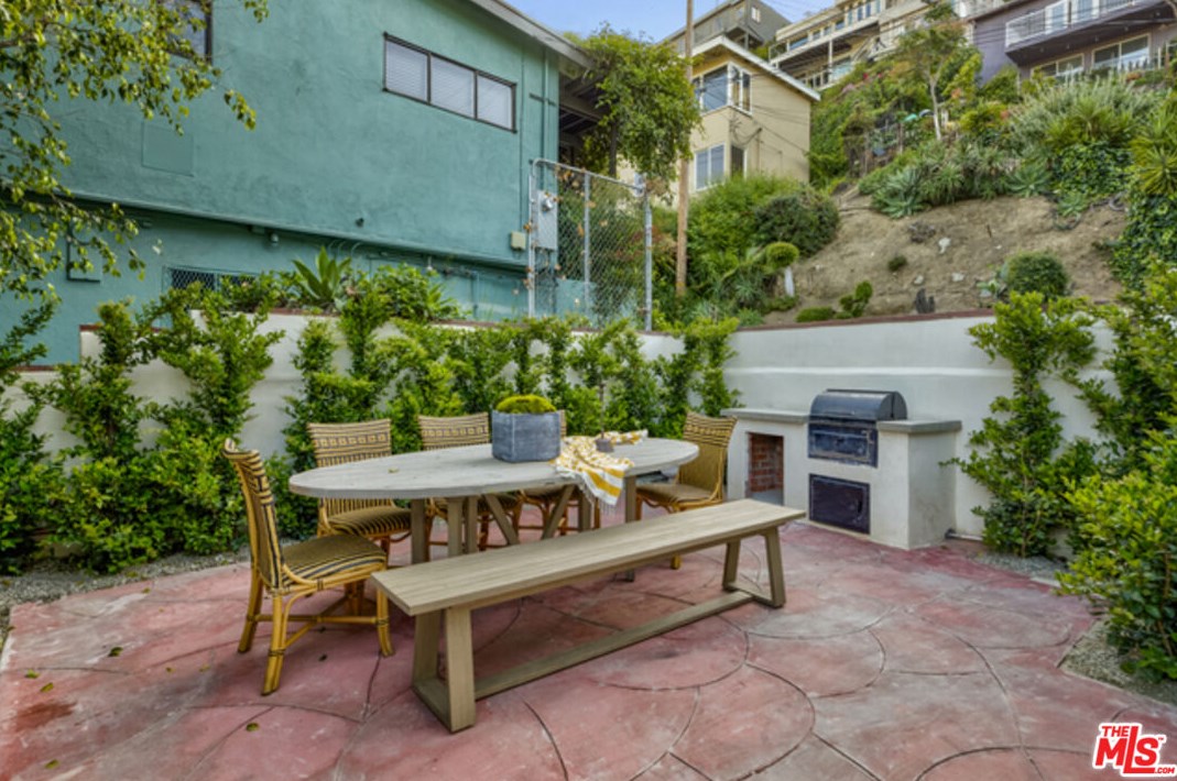 1825 Redesdale Ave, Los Angeles CA  90026-1213 exterior