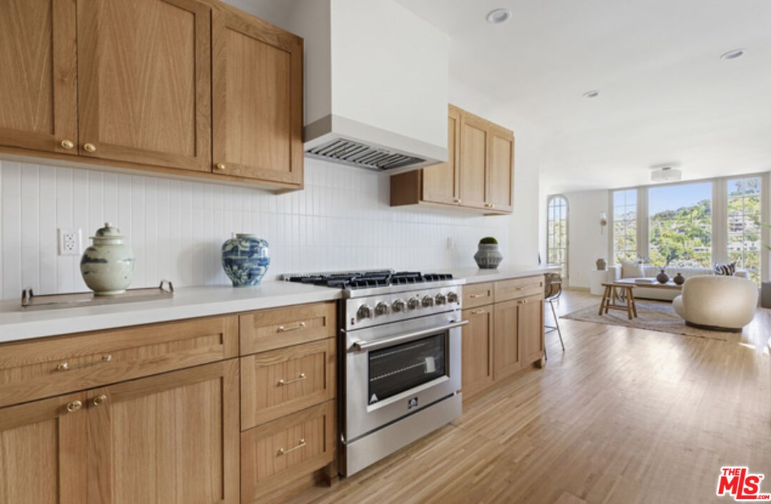 1825 Redesdale Ave, Los Angeles CA  90026-1213 exterior