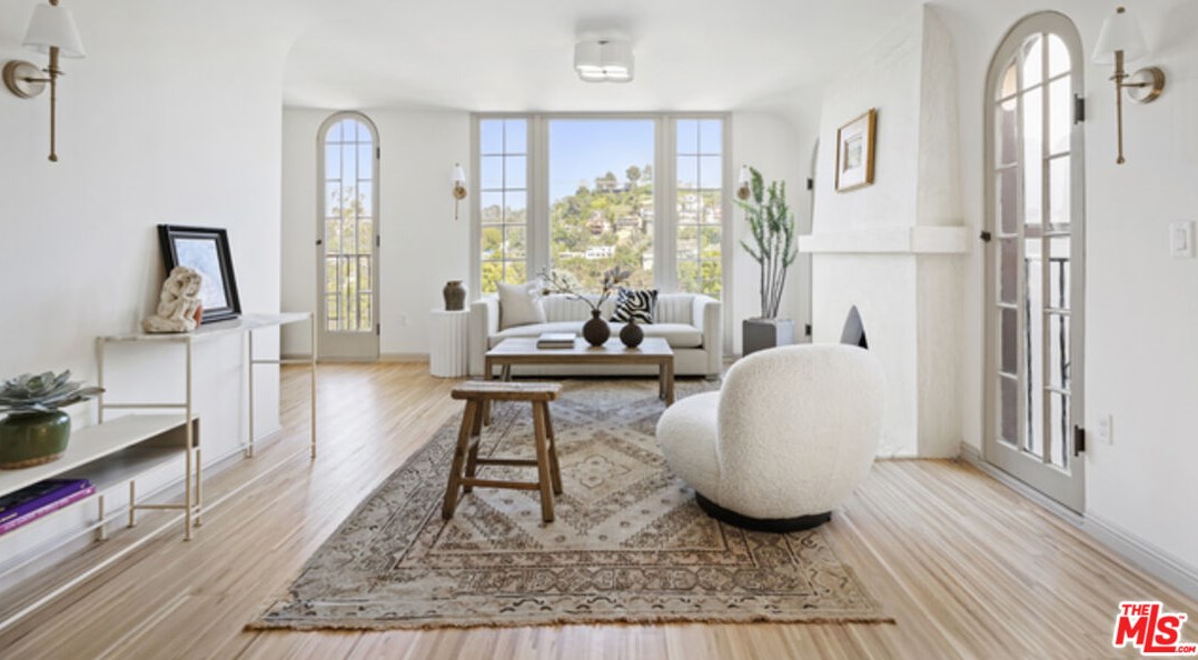 1825 Redesdale Ave, Los Angeles CA  90026-1213 exterior