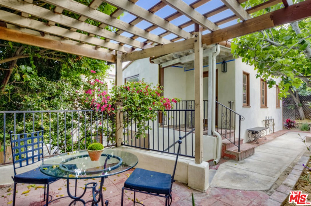 1825 Redesdale Ave, Los Angeles CA  90026-1213 exterior