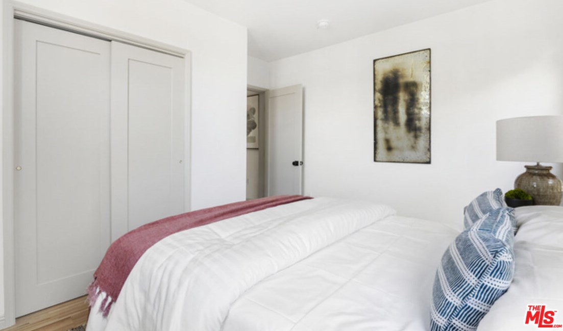 1825 Redesdale Ave, Los Angeles CA  90026-1213 exterior