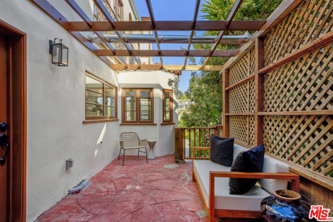 1825 Redesdale Ave, Los Angeles CA  90026-1213 exterior