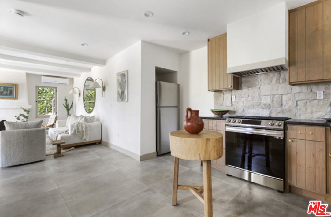 1825 Redesdale Ave, Los Angeles CA  90026-1213 exterior