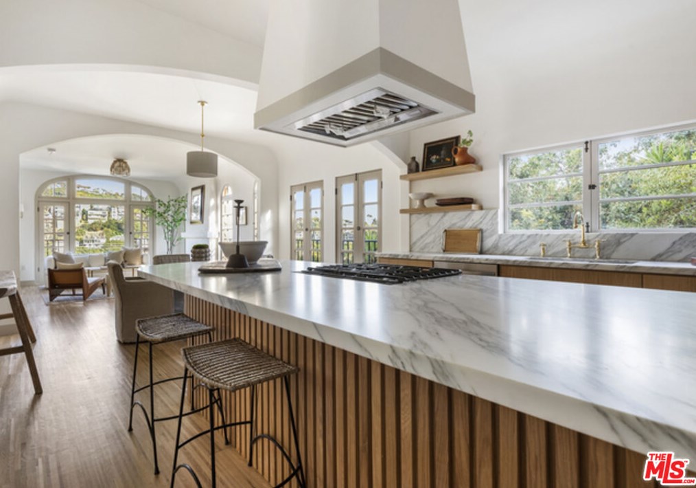 1825 Redesdale Ave, Los Angeles CA  90026-1213 exterior