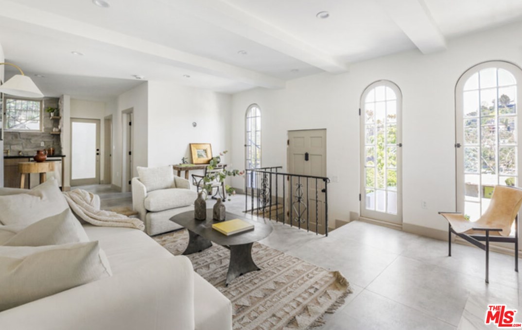 1825 Redesdale Ave, Los Angeles CA  90026-1213 exterior